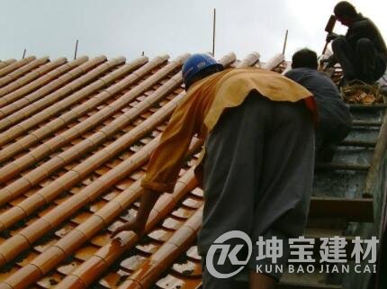 農(nóng)村屋頂蓋琉璃瓦的坡度多少？多少錢一塊？安裝步驟是什么？