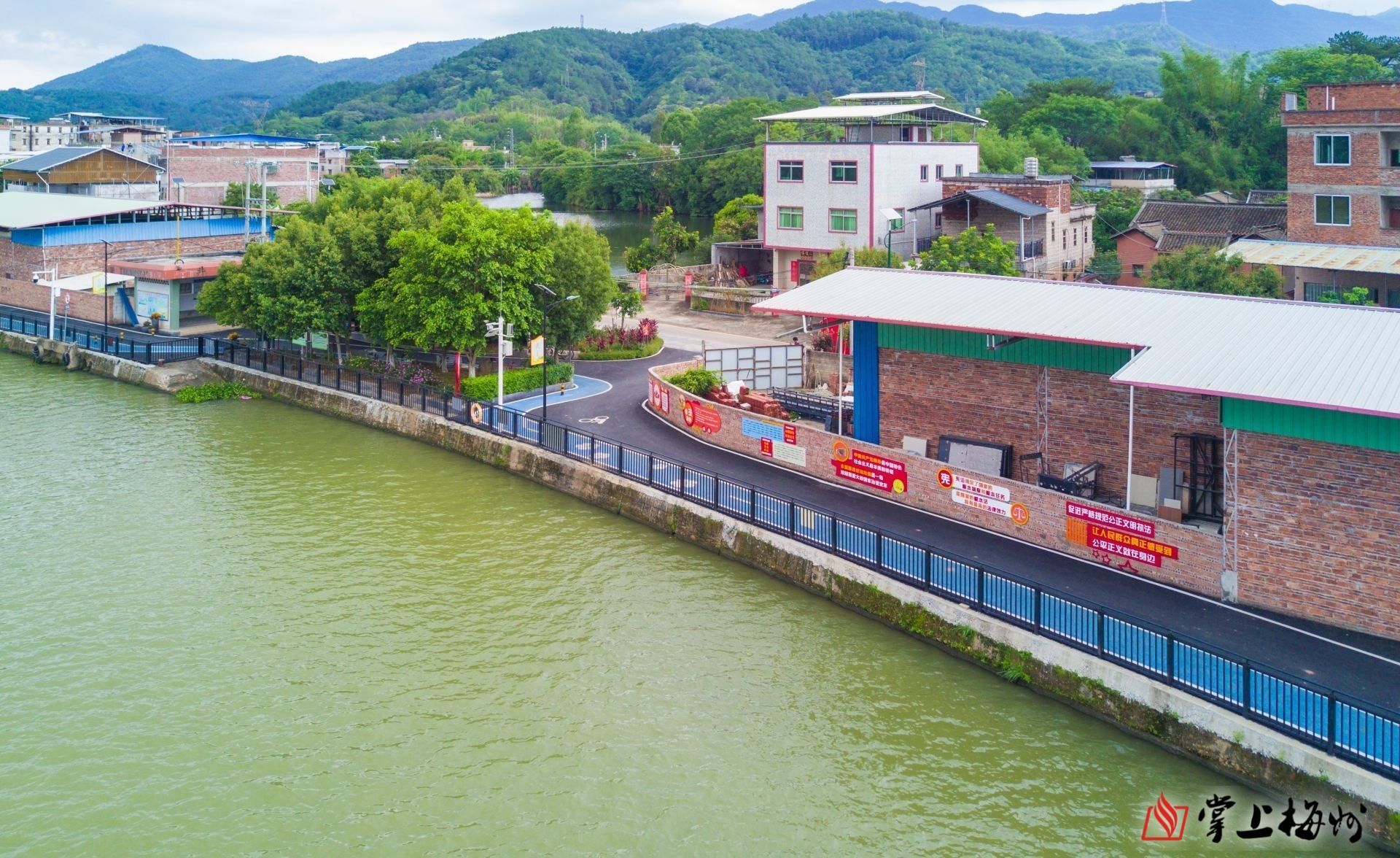↑長(zhǎng)沙圩鎮(zhèn)碧道鋪設(shè)了瀝青并劃分跑道和自行車道，“顏值”再獲提升。（林翔 攝）