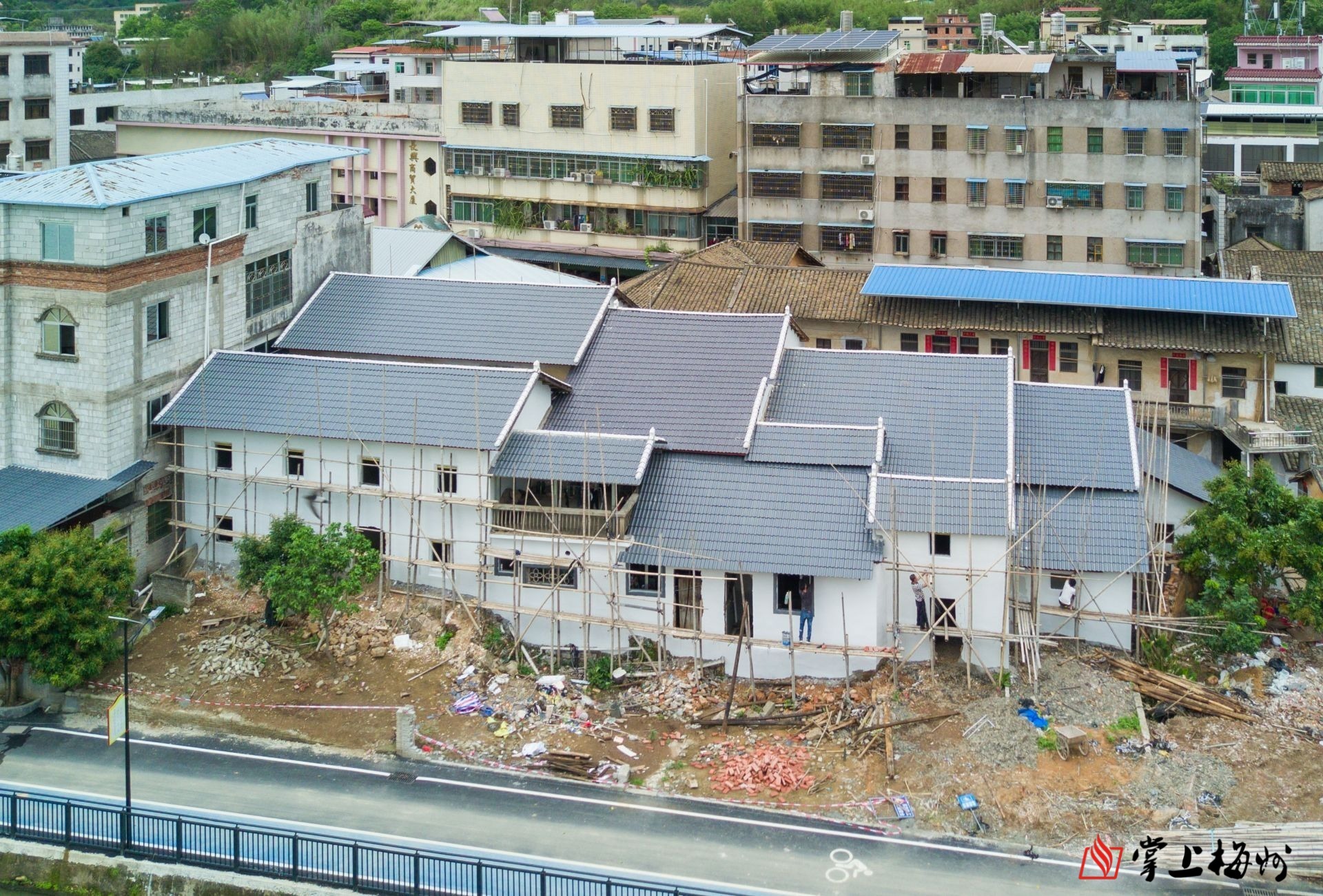 ↑村民將自家墻體粉刷一新，屋頂鐵皮瓦更換成樹(shù)脂瓦。（林翔 攝）